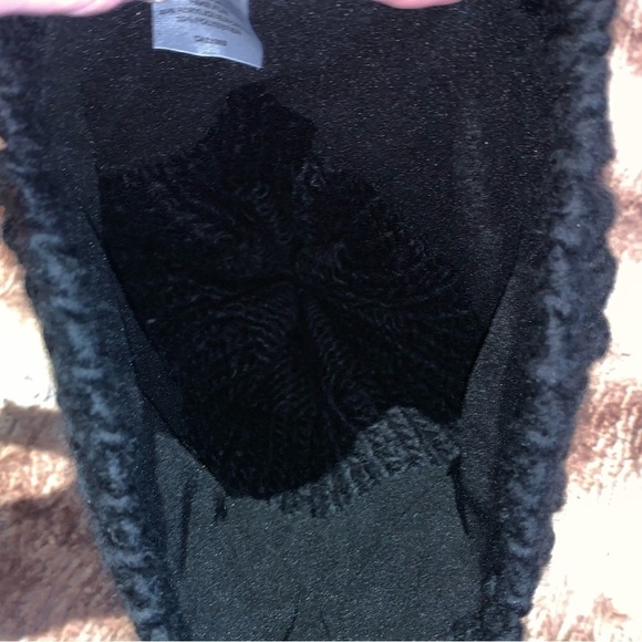 Kyi Kyi Classic Faux Fur Pom Beanie Black/Red - Picture 4 of 6